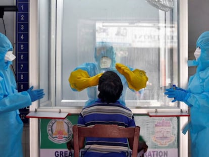 Un médico toma una muestra de un hombre para comprobar si tiene coronavirusen un hospital administrado por el gobierno en Chennai (India).