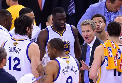 El entrenador de los Warriors, Steve Kerr, durante uno de los descansos.