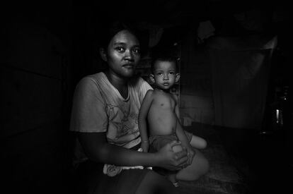 Las Islas Filipinas ocupan una de las áreas más azotadas por los desastres naturales del planeta y el Cambio Climático. En Iligan, Mindanao, el ciclón Sendong causó la muerte de 1.400 personas a finales de 2011. Los suburbios suelen ser las zonas más castigadas. En el Barangay de Tibanga, Jacky Lambino, de 29 años, junto a su hijo Yoshua de 2 años y con desnutrición severa aguda, se lamenta en su hogar de que su marido murió en las inundaciones y ahora apenas puede alimentar a su hijo enfermo.