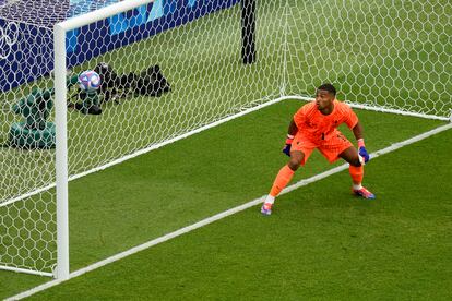 Guillaume Restes observa, estático, cómo el balón entra en su portería en el tercer gol de España.