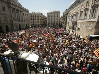 Final de la manifestación de los trabajadores de la función pública, ayer, en la plaza de Sant Jaume de Barcelona.