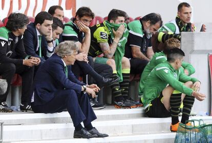 Jorge Jesus, entrenador del Sporting, sentado abajo en primer término, durante un partido de liga contra el Maritimo.