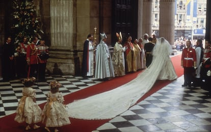 Los príncipes de Gales, Carlos y Diana, saliendo de la catedral de San Pablo, el 29 de julio de 1981. 