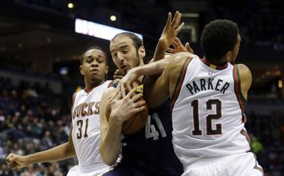 Koufos, de los Memphis, protege la pelota ante Parker y Henson