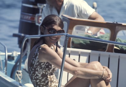 Los primeros años

Juntos, Jackie y Onassis navegaron por los rincones más bellos del Mediterráneo, desde las islas griegas hasta la costa amalfitana, en Italia, donde pasaron unos días en Capri. Visitaron Egipto y también las Bahamas o Martinica, pero además de estos retiros de paz, mar y sol también viajaron juntos a París, Atenas o Nueva York. 