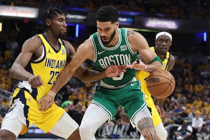 Jayson Tatum, de los Celtics de Boston, ante Aaron Nesmith, durante el partido de este sábado.