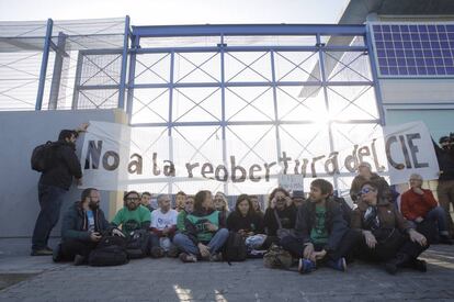 Protesta al CIE de la Zona franca, este jueves.