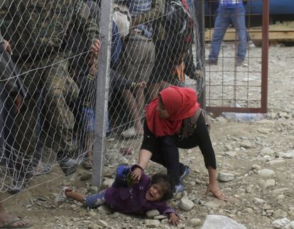 El número de mujeres y niños que huyen de la violencia en sus países de origen y cruzan la antigua República Yugoslava de Macedonia en busca de asilo en Europa se ha triplicado en los últimos tres meses, ha advertido UNICEF. En la imagen, una mujer y una niña escapan de la policía cerca de la estación de Gevgelija, en Macedonia, el 7 de septiembre de 2015.