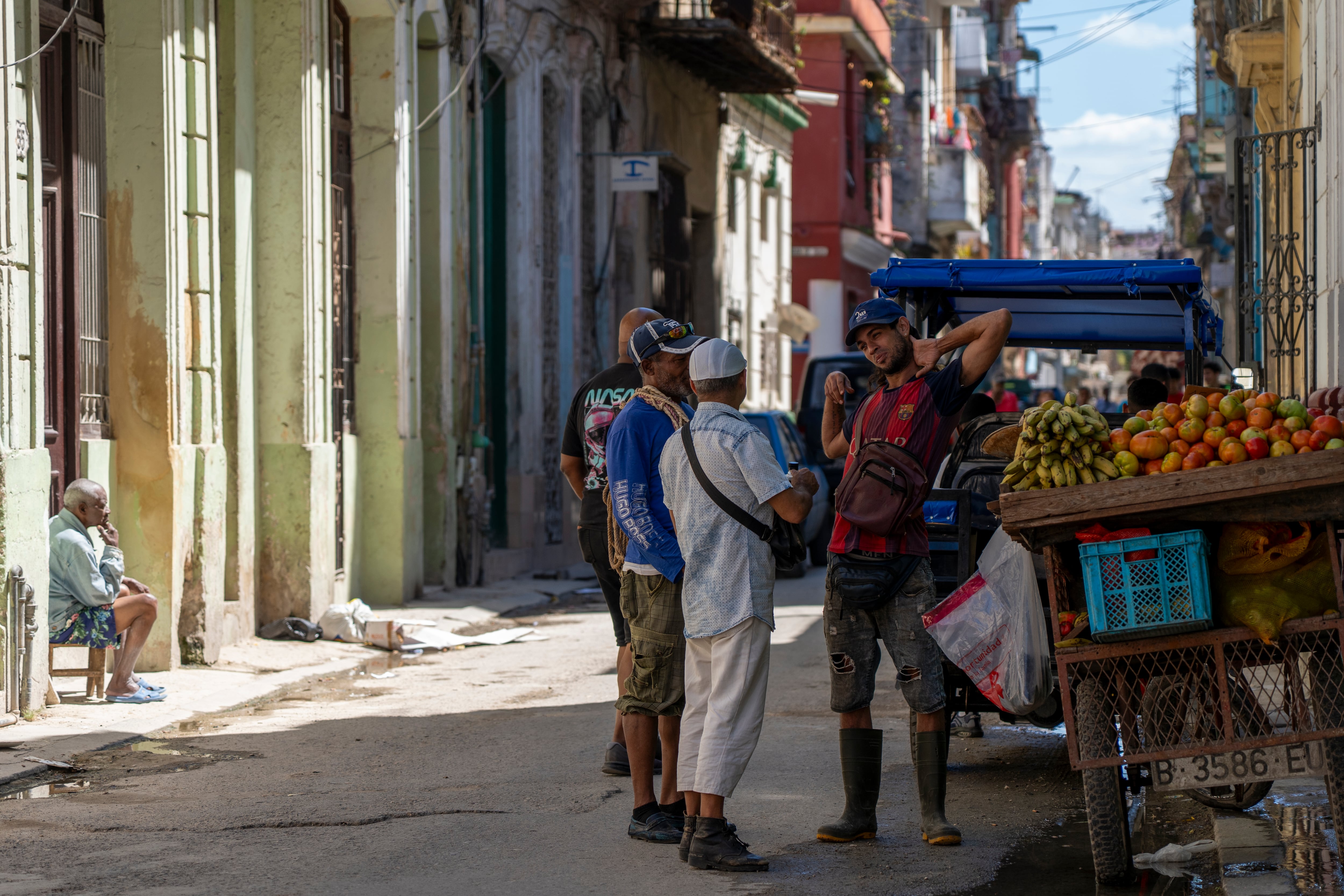 Vendedor de frutas y verduras en La Habana Vieja, Cuba, el 23 de marzo.