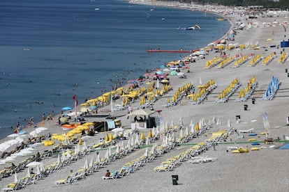 Ba&ntilde;istas en la playa de Antalya, destino popular turco para los alemanes. 