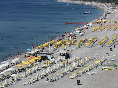 Ba&ntilde;istas en la playa de Antalya, destino popular turco para los alemanes. 