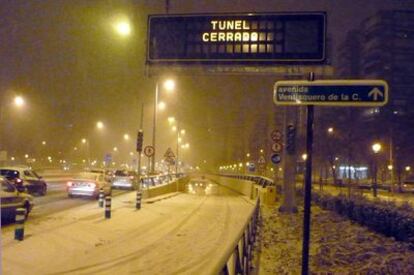 El túnel hacia la avenida de Ventisquero de la Condesa, cerca de la avenida de la Ilustración, tuvo que ser cortado.