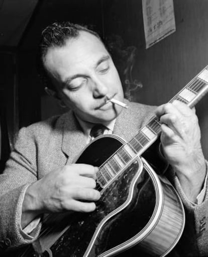 El guitarrista romaní Django Reinhardt con su guitarra.