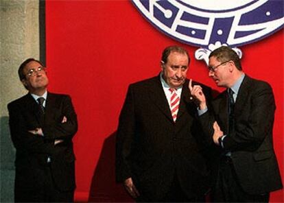 Jesús Gil, flanqueado por FLorentino Pérez y Alberto Ruiz Gallardón, durante la presentación de ayer.