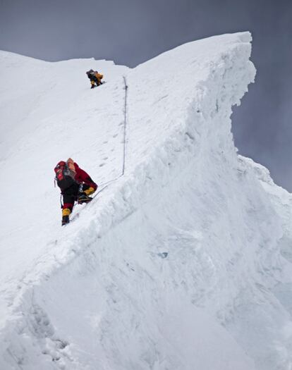 Los dos alpinistas bajo cero en la cordillera del cordillera del Karakorum