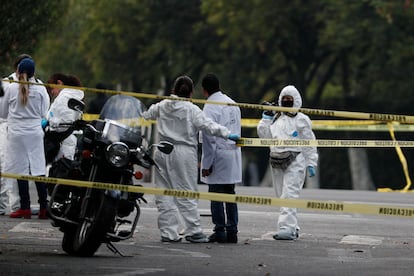 Personal forense trabaja en el lugar donde fue atacado el jefe de policía de Ciudad de México, Omar García Harfuch.