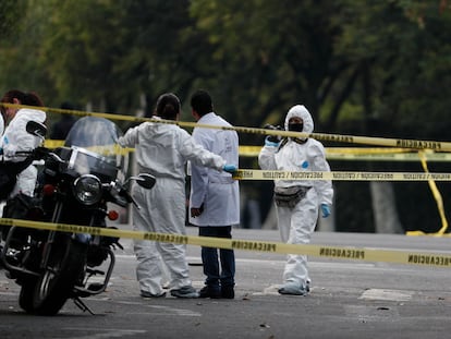 Personal forense trabaja en el lugar donde fue atacado el jefe de policía de Ciudad de México, Omar García Harfuch.