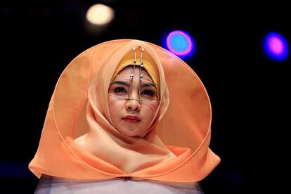 Una modelo presenta la nueva colección del diseñador Sherly Az Zahra durante el primer día del festival de moda musulmana de Indonesia en Jakarta. 