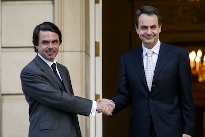 Aznar y Zapatero, antes de una reunión en La Moncloa, el 13 de abril de 2004.