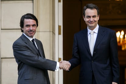 El presidente del Gobierno en funciones, José María Aznar, junto al líder del PSOE, José Luis Rodríguez Zapatero, a su llegada al Palacio de la Moncloa, durante la última reunión antes del traspaso de poderes, celebrada el abril de 2004.