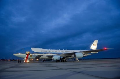 Donald Trump, presidente electo de EE UU, ha cancelado la construcción de un nuevo Air Force One, al considerar que su precio - más de 4.000 millones de dólares- es muy elevado.