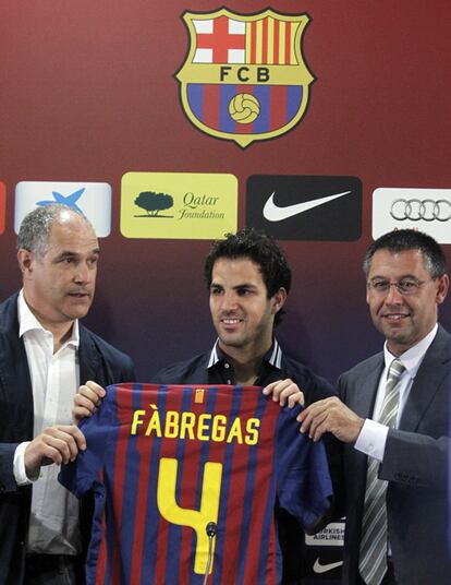 Cesc, junto al vicepresidente deportivo del club, Josep María Bertoméu, y al secretario técnico, Andoni Zubizarreta. En la camiseta pondrá Fàbregas, en lugar de Cesc.