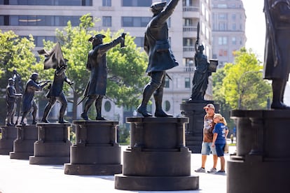 Estatuas de bronce instaladas por la Administración Trump en la plaza de la Libertad, en Washington, este jueves.