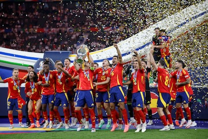 La selección española de fútbol, en el momento en el que levantó el trofeo tras ganar la Eurocopa el pasado 14 de julio en Berlín.