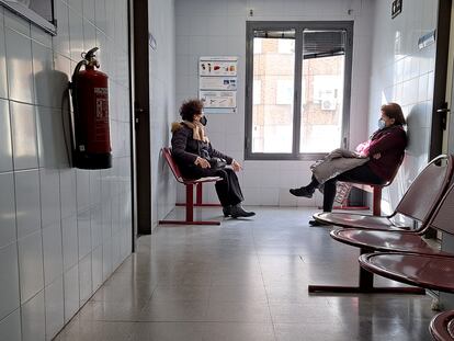 Dos pacientes esperan en un centro de salud de Madrid, en febrero.