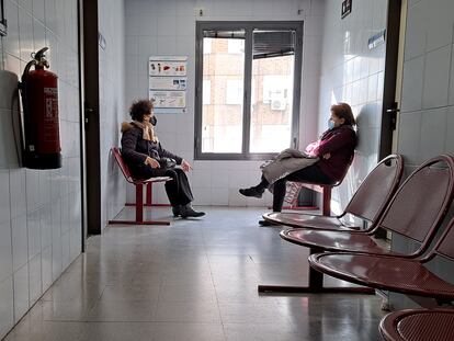 Dos pacientes esperan en el centro de salud de Ibiza, en el barrio de Retiro, en Madrid.