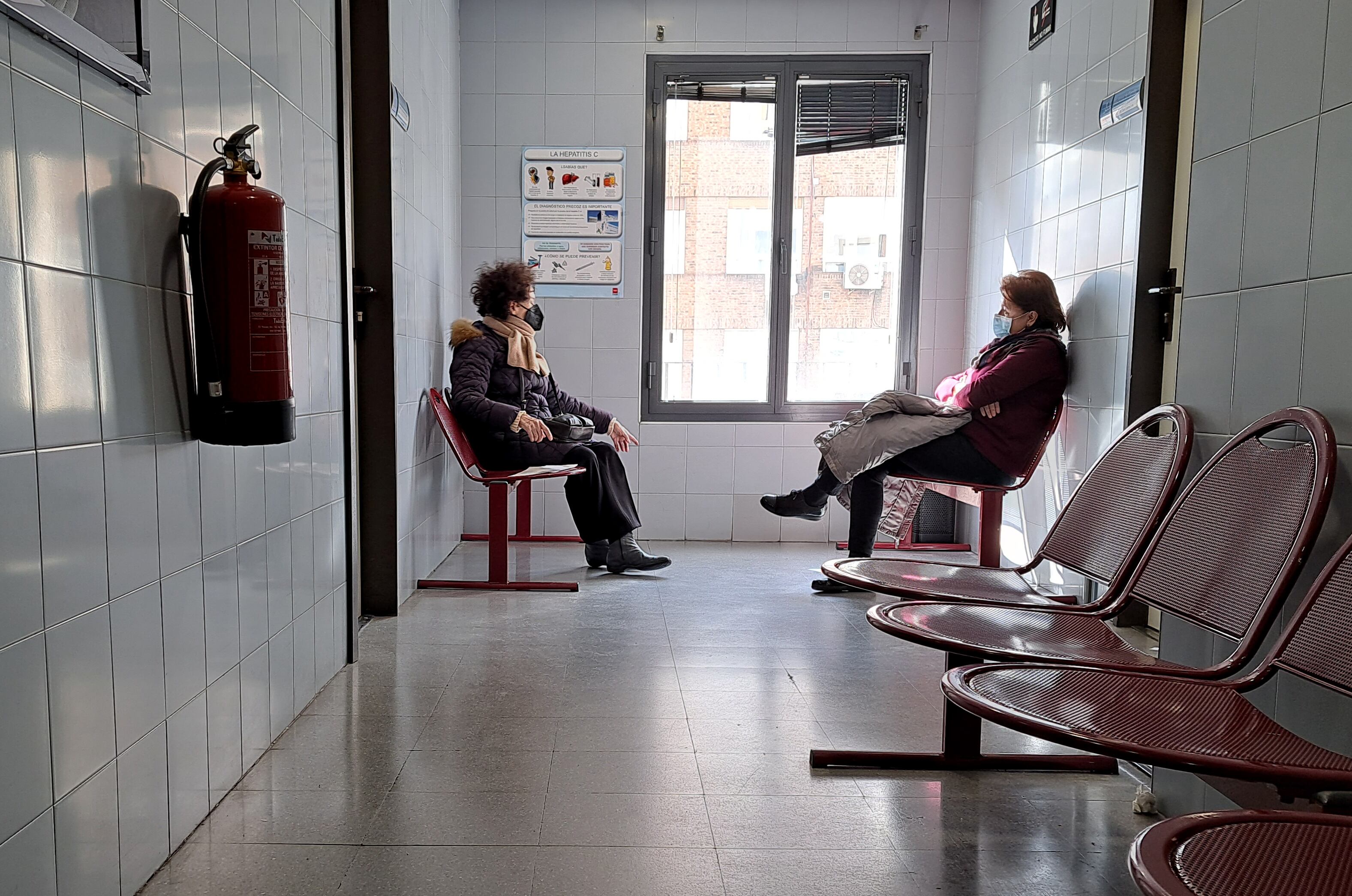 Pacientes en el centro de salud de Ibiza, cerca del Retiro, en Madrid, el 10 de febrero.