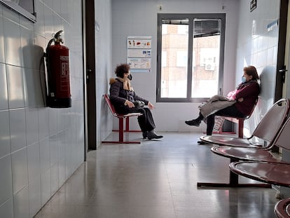 Dos pacientes esperan en un centro de salud de Madrid, en febrero.