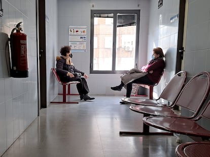 Dos pacientes esperan en el centro de salud de Ibiza, en el barrio de Retiro, en Madrid.