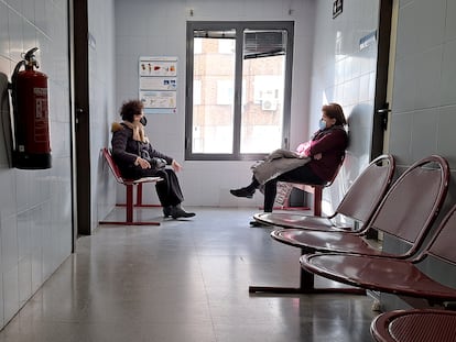 Dos mujeres en un centro de salud en el barrio de Retiro, en Madrid.