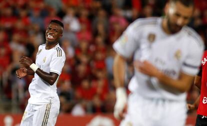 Vinicius Jr. lamenta una ocasión fallada durante el partido del Madrid ante el Galatasaray junto a Benzema, el martes en Estambul.