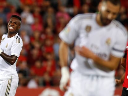 Vinicius Jr. lamenta una ocasión fallada durante el partido del Madrid ante el Galatasaray junto a Benzema, el martes en Estambul.