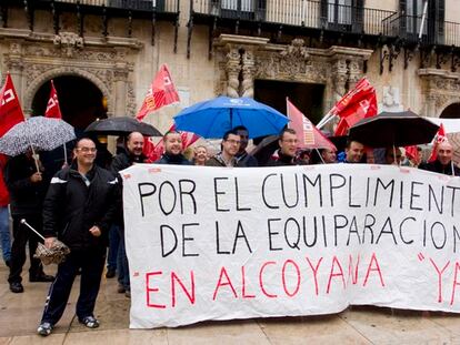 Protesta de los trabajadores de la empresa de autobuses Alcoyana por el impago de atrasos