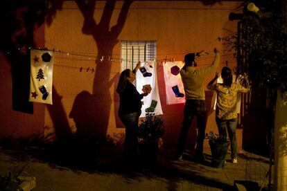 Más de 150 almohadas iluminarán la barriada de El Carmen. En otros barrios, como el de Nuestra Señora de la Oliva, con una intensa actividad vecinal e implicación en la conservación de especies botánicas, se cultivará colectivamente un olivo de Navidad formado por multitud de globos biodegradables rellenos semillas que se irán liberando durante estos días.