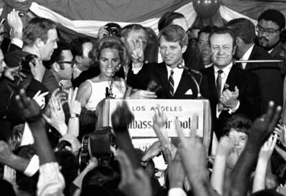 Robert F. Kennedy celebra la victoria en las primarias en el hotel Ambassador de Los Ángeles, minutos antes de ser tiroteado, el 5 de junio de 1968.