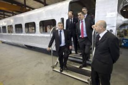 El lehendakari, Patxi López (2d), y el presidente de Talgo, Carlos Palacio (2i), visitan la factoría que esta empresa ferroviaria tiene en Rivabellosa (Álava). EFE/Archivo