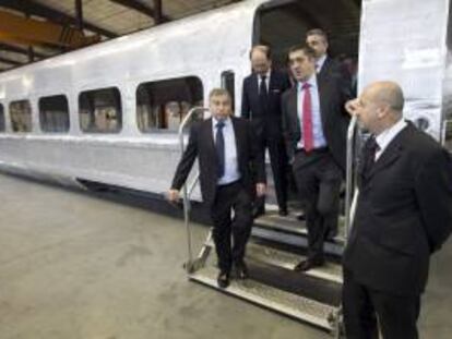 El lehendakari, Patxi López (2d), y el presidente de Talgo, Carlos Palacio (2i), visitan la factoría que esta empresa ferroviaria tiene en Rivabellosa (Álava). EFE/Archivo