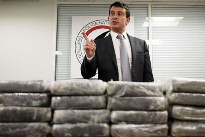 El ministro de Interior francés, Manuel Valls, muestra la droga incautada.