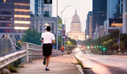 El puente Congress Avenue, con el Capitolio al fondo.