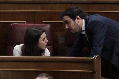 Alberto Garzón conversa con Irene Montero, el pasado día 12 en el Congreso de los Diputados.