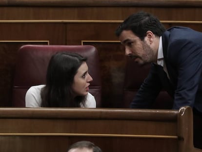 Alberto Garzón conversa con Irene Montero, el pasado día 12 en el Congreso de los Diputados.