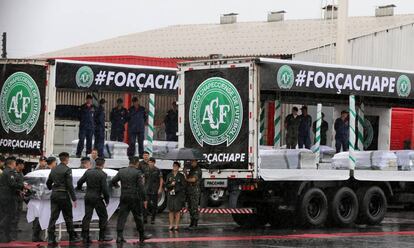 Caix&otilde;es s&atilde;o acomodados nos caminh&otilde;es que levar&atilde;o os corpos at&eacute; a Arena Cond&aacute;. 