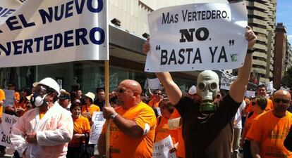 Vecinos de la comarca de la Vega Baja se manifestaron este sábado en Murcia contra el vertedero de Fenoll.