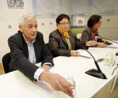 El portavoz Nacional del BNG, Guillerme Vázquez, acompañado por la diputada por Pontevedra, Olaia Fernández (c), y por la diputada por A Coruña, Rosana Pérez. EFE/Archivo