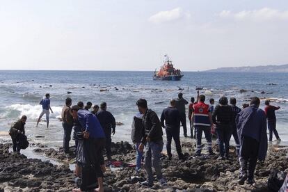 "Hemos recuperado por el momento tres cuerpos, el de un hombre, una mujer y un niño", ha dicho uno de los participantes en las labores de auxilio y rescate.