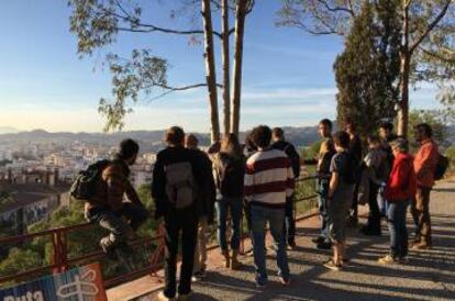 Participantes en la Ruta del Clima en el monte Gibralfaro, en Málaga.